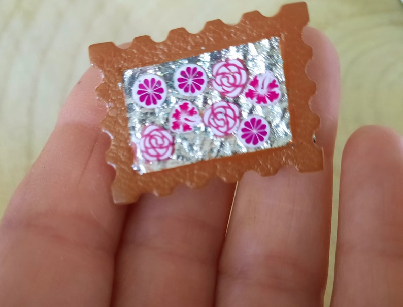 Broche originale en cuir , polymère et résine, idée cadeau , fait main en France Fleurs roses