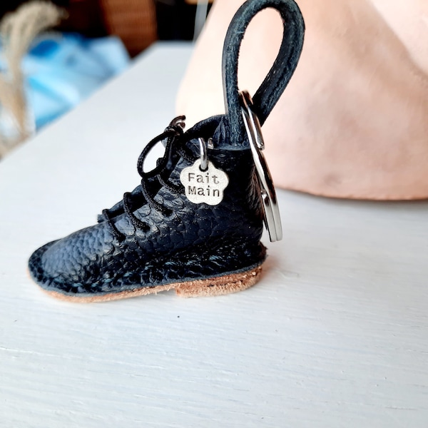 porte-clés  mini-chaussure en cuir , idée cadeau mixte  , fait main en France