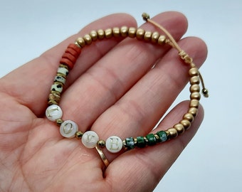 bracelet perles LOVE en nacre , perles en pierre et verre , idée cadeau Saint-Valentin  , fait main en France