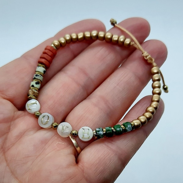 bracelet perles LOVE en nacre , perles en pierre et verre , idée cadeau Saint-Valentin  , fait main en France