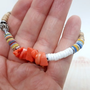 Armband tillverkat av naturstenspärlor, snäckskal, läder och kokos – en utmärkt presentidé – handgjort i Frankrike