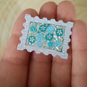 Broche originale en cuir , polymère et résine, idée cadeau , fait main en France Fleurs bleues