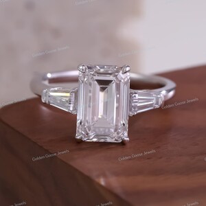 2.80 CT Smaragd geschnitten Labor gewachsen Diamant drei Stein Verlobungsring 18K Weißgold für Frauen-Hochzeit RIng-Versprechen Ring-Geburtstagsgeschenk