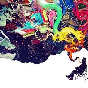 Può includere: Un collage astratto colorato con uno sfondo di galassia. Un uomo con un cappello a cilindro siede su una sedia, fumando una pipa. Il fumo della pipa forma una nuvola che contiene una varietà di oggetti, tra cui un gabbiano, un pianoforte e una bottiglia.