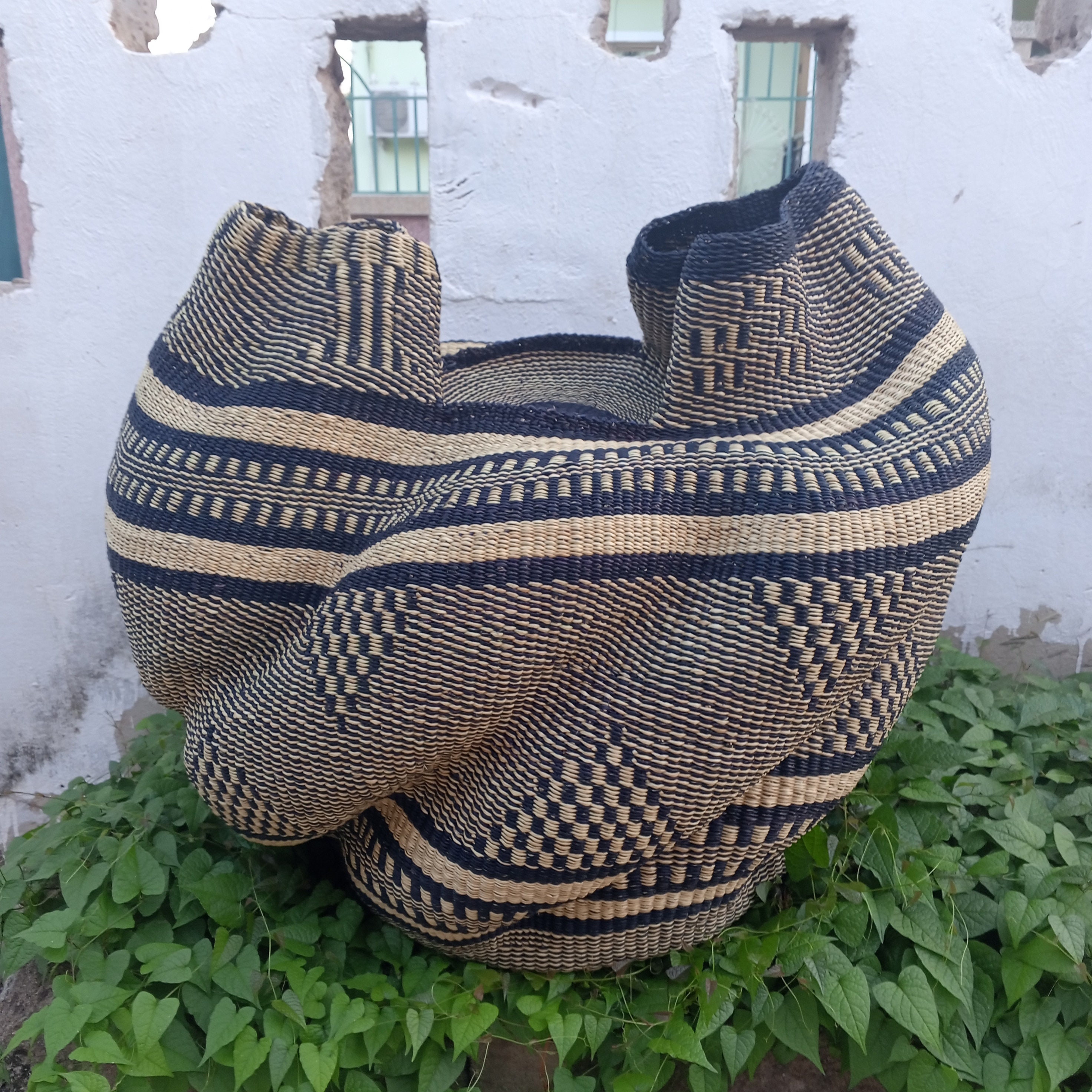 Gran jarrón de paja, cesta decorativa tejida a mano, cesta de arte ondulada con "dos cabezas", bonita cesta de arte, cesta de paja con declaración, cesta de arte ecológica