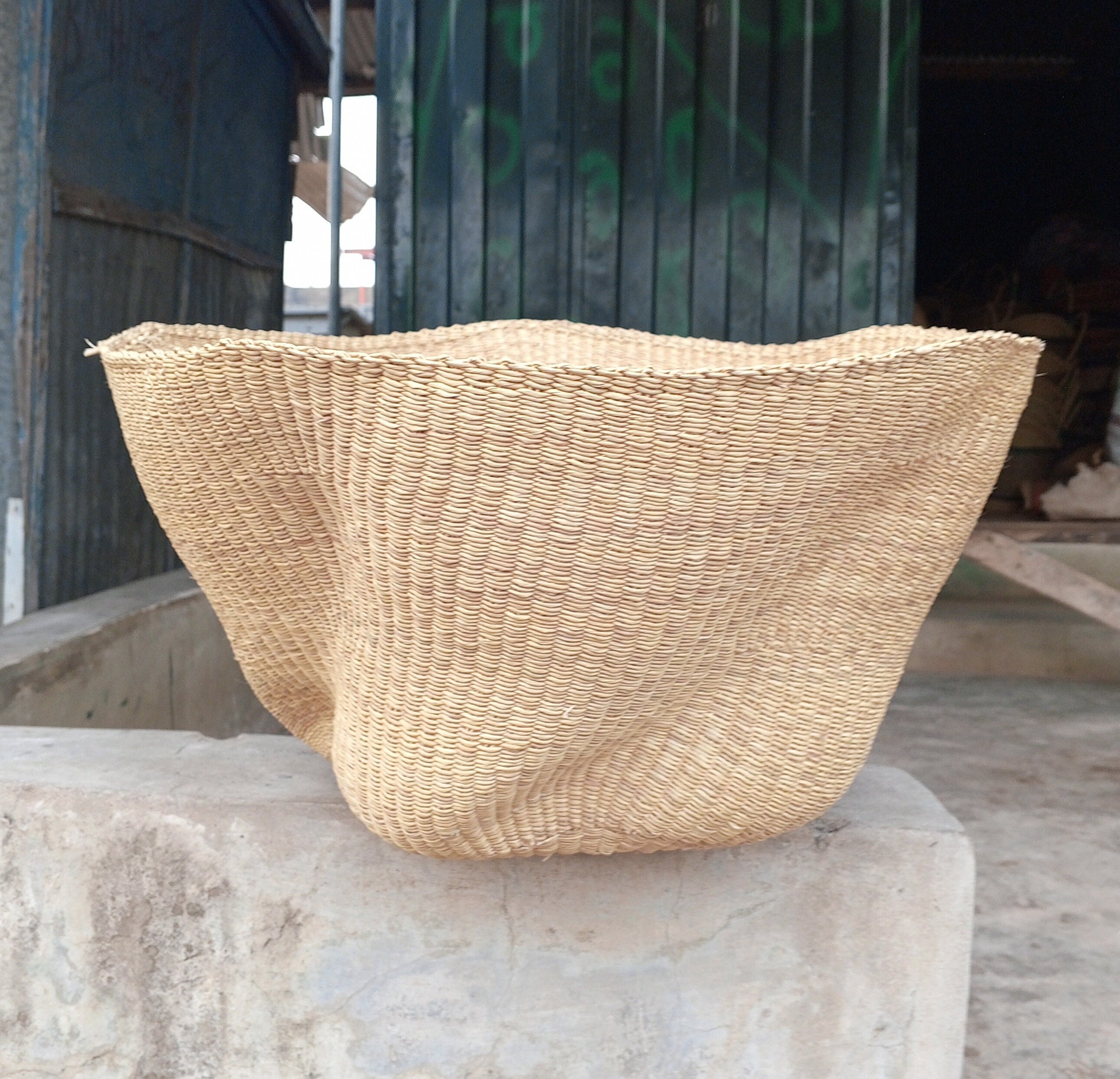 Big straw bowl, woven fruit storage basket, straw tray basket, African basket, Kitchen storage basket, wavy basket, fabric organizer basket