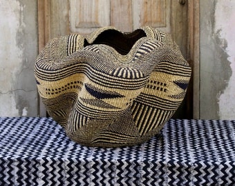 Handwoven wicker pot basket for home and office decoration, hallway flower basket, woven straw vase for farmhouse decoration, Bolga basket