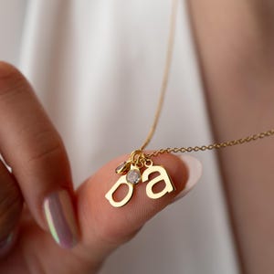 Collier initiale minuscule avec pierre de naissance Collier initial personnalisé Collier lettre de maman en or Pierre de naissance Collier initial délicat avec breloques pierre de naissance