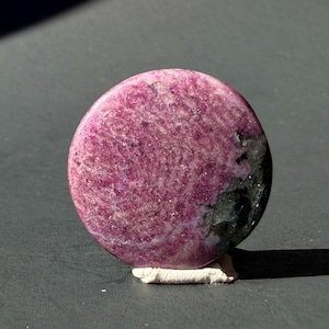 Rubi natural cabochão vermelho profundo, rubi oval polido, material para fabricação de joias, pedra de rubi solta, artesanal, trabalho com arame, ourivesaria.