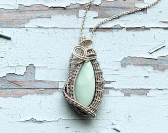 Collana in argento con amazzonite, ciondolo in amazzonite verde, gioielli in argento, stile boho, verde menta, collana fatta a mano, gioiello vistoso, collana avvolta in filo metallico