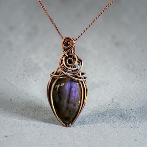Collana in labradorite viola, realizzata a mano da nativi americani, ciondolo in labradorite viola, collana in labradorite viola avvolta in filo metallico