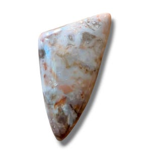 Peut inclure: Un cabochon de pierre précieuse poli de forme triangulaire présentant un motif marbré dans des tons blanc crème, pêche doux et brun terreux, avec une surface lisse et brillante et des inclusions organiques irrégulières.