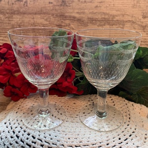 Vintage 2 kristallen sherry-/wijnglazen met gegraveerd geometrisch ontwerp.