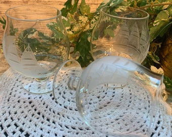 3 verres de brandy nautique vintage ou de porto en cristal avec des voiliers goélettes gravés à l'eau-forte