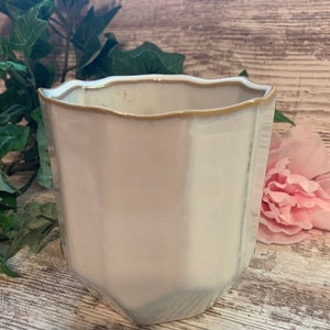 Small Pottery planter. Beige Crème color.