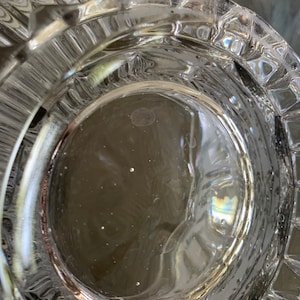 Peut inclure: Un cendrier en verre transparent avec un bord textur&eacute; et un int&eacute;rieur circulaire lisse. Le cendrier a un aspect l&eacute;g&egrave;rement nuageux.