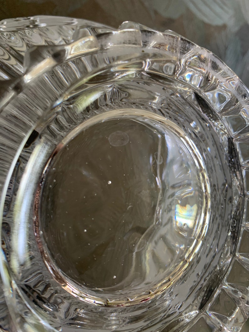 Peut inclure: Un cendrier en verre transparent avec un bord textur&eacute; et un int&eacute;rieur circulaire lisse. Le cendrier a un aspect l&eacute;g&egrave;rement nuageux.