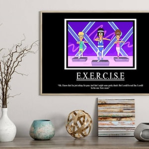 Può includere: Un poster motivazionale con sfondo nero e bordo bianco. Il poster presenta un'immagine di cartone animato di tre persone che fanno esercizio su una piattaforma di step. Il testo sul poster recita "E.X.E.R.C.I.S.E" e include una citazione dalla serie televisiva animata "Bob's Burgers".