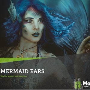 Könnte beinhalten: Eine Meerjungfrau mit blauen Haaren und einem grünen Schwanz, die eine Halskette mit einem Muschelanhänger trägt. Das Bild zeigt den Text "MERMAID EARS" und "Worbla lernen mit Monono" in grüner Schrift auf einem dunklen Hintergrund. Der Text "Monono Cosplay - Crafting - Teaching" ist in weißer Schrift auf einem grünen Schild.