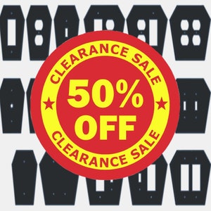 Könnte beinhalten: Ein roter Kreis mit einem gelben Stern auf jeder Seite und dem Text "CLEARANCE SALE 50% OFF CLEARANCE SALE" in schwarzen und gelben Buchstaben. Der Kreis befindet sich vor einem Hintergrund aus mehreren schwarzen Steckdosenabdeckungen.