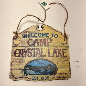 Panneau Bienvenue au Camp Crystal Lake sur support en bois