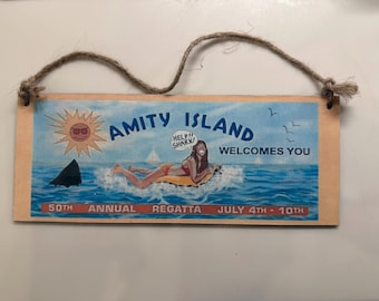 Amity Island-bord op houten ondergrond
