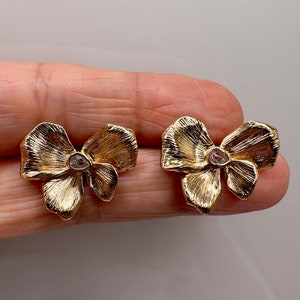 Brincos de flor dourados, brincos marcantes banhados a ouro 14k, brincos elegantes de flor de hortênsia, brincos delicados de pétalas de flores, presente para ela.