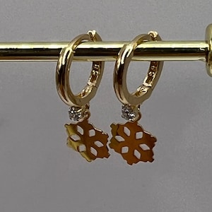 Mini argolas de ouro maciço 14k, brincos delicados de floco de neve com pingente da sorte em ouro 14k, joias minimalistas modernas, presente raro exclusivo