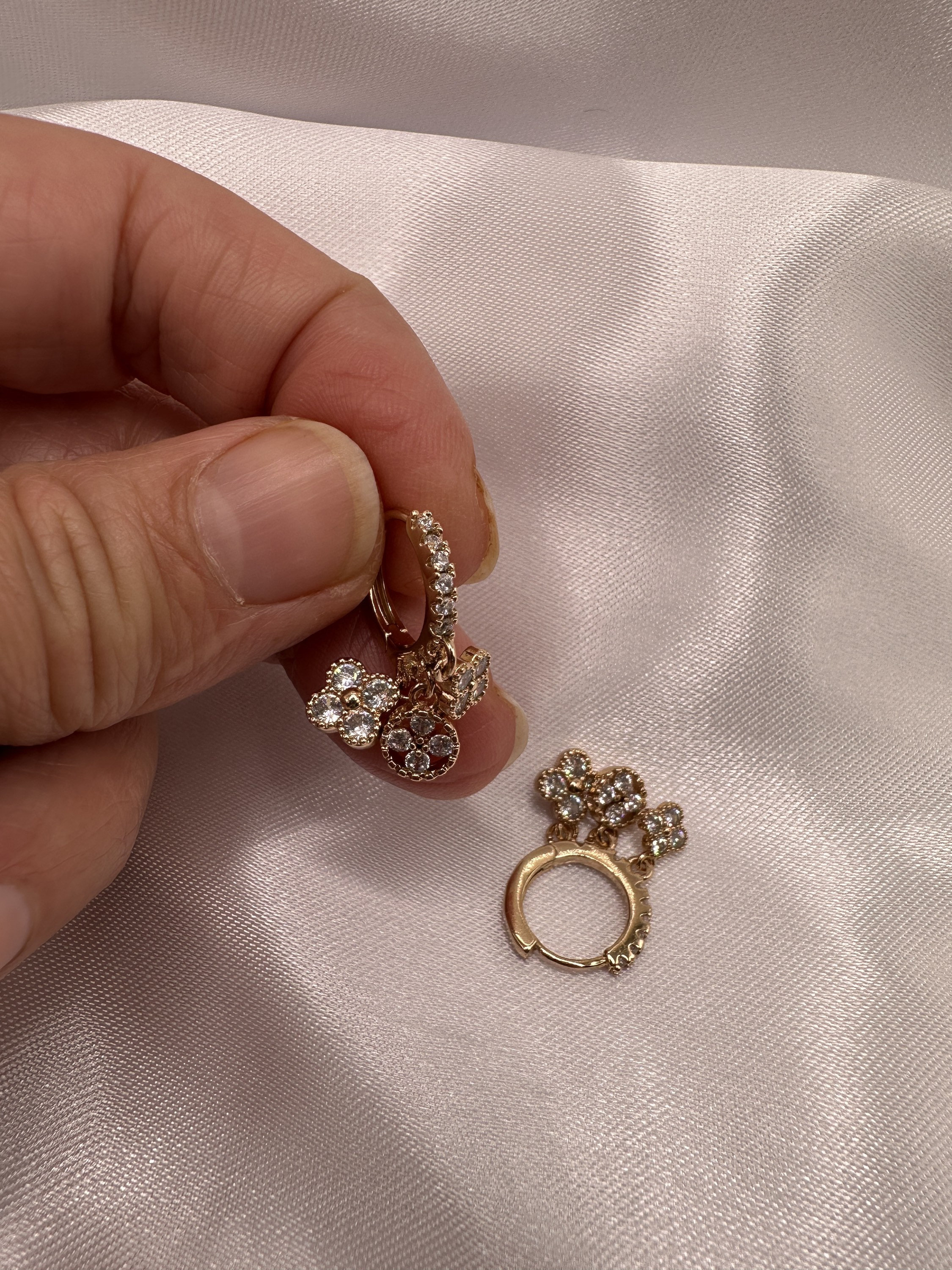 18KゴールドメッキCZクローバーダングルフープイヤリング