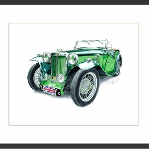 Może przedstawiać: Zielony zabytkowy roadster MG TC z czarną tablicą rejestracyjną z napisem "28 TC". Samochód jest narysowany w realistycznym stylu akwarelą i ołówkiem.