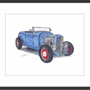 Könnte beinhalten: Gerahmter Druck eines blauen klassischen Roadster-Autos. Das Auto hat rote Räder und einen silbernen Motor. Das Kunstwerk ist ein Aquarell mit weißem Hintergrund und schwarzem Rahmen.
