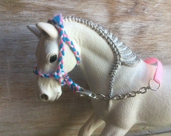 Schleich rosa, vitt och ljusblått grimma- och koppelset