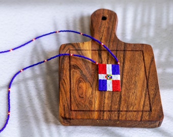 Collar con la bandera de República Dominicana: cuentas de semillas Miyuki cosidas a mano DR Art