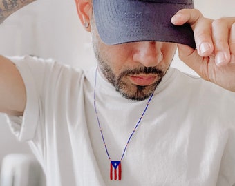 Collar de cuentas de semillas con la bandera de Puerto Rico cosido a mano