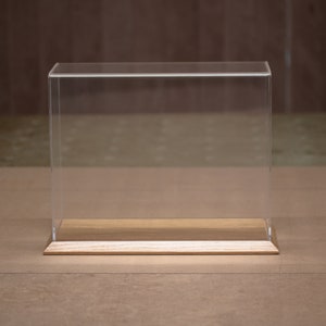 Display Case 30cm x 11.5cm x 23cm (h) with Oak base
