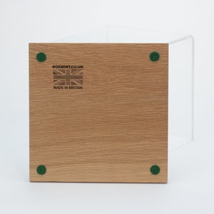 Puede incluir: Una estanter&iacute;a de madera con cuatro almohadillas de fieltro verde en la parte inferior. La estanter&iacute;a est&aacute; hecha en Gran Breta&ntilde;a y tiene el sitio web "boxmint.co.uk" impreso en ella.