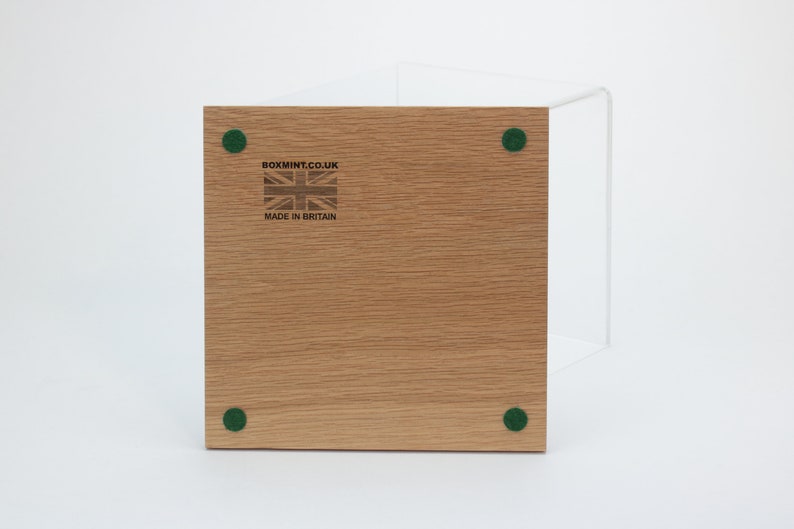 Puede incluir: Una estanter&iacute;a de madera con cuatro almohadillas de fieltro verde en la parte inferior. La estanter&iacute;a est&aacute; hecha en Gran Breta&ntilde;a y tiene el sitio web "boxmint.co.uk" impreso en ella.