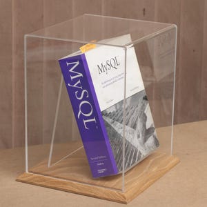 Boekenvitrine: etui: 22 cm x 20 cm x 26 cm + gravure + standaard