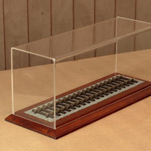 O Gauge Train Display Case 35cm / 31cm track (GOLDEN OAK)