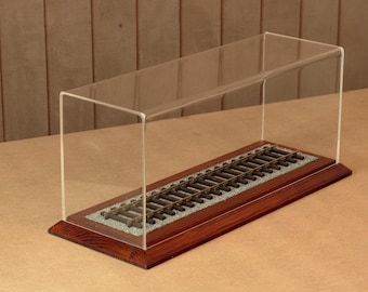 O Gauge Train Display Case 35cm / 31cm track (GOLDEN OAK)
