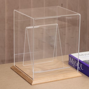 Boekenvitrine van acryl met eikenhouten voet en gravure (20 cm x 16 cm x 25 cm)