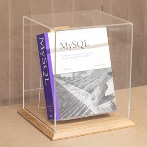 Boekenvitrine van acryl met eikenhouten voet en gravure (20 cm x 15 cm x 24 cm)