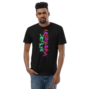Puede incluir: Una camiseta negra con un diseño gráfico de las palabras "UNDER CURRENTS" en una pila vertical. Las letras son de diferentes colores y tienen un efecto pixelado o con errores.