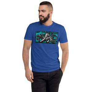 Puede incluir: Una camiseta azul real con un gráfico de pulpo pixelado y el texto "undercurrents" en una fuente verde.