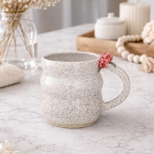 Tasse blanche avec fleur poterie