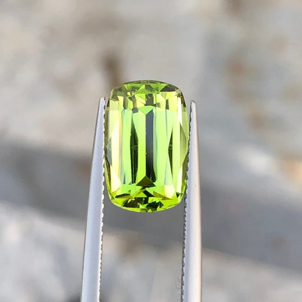 Loupe clean natural faceted peridot available | peridot ring | peridot for jewellery | artisan jeweller | 5.50 CT | 12.7 x 8.3 x 6.45 mm
