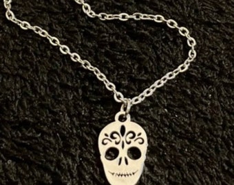 Collier tête de mort en sucre mexicain en acier inoxydable sur chaîne de 18 pouces Jour des morts en argent, fleur inhabituelle, sucre mexicain El Día De Los Muertos