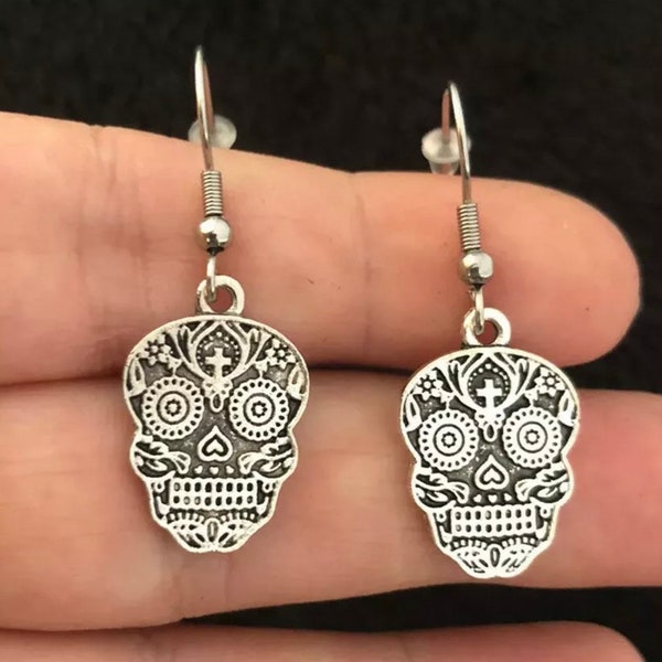 Mexikanische Totenkopf-Ohrringe, Edelstahlhaken, Tag der Toten, Silber. Ungewöhnlicher Día de Muertos oder Día de los Muertos