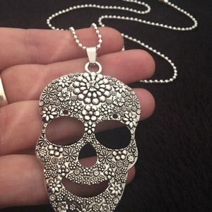Extra Große Zucker Schädel Halskette 30 Zoll lange Kette Tag der Toten Anhänger Blume Mexikanische Blume Sugar Coco Mexikanische El Dia de Los Muertos