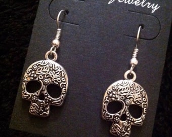 Pendientes de calavera de azúcar ganchos de acero inoxidable Día de Muertos Día de Muertos Día de los Muertos Encantos mexicanos familia de plata recuerda